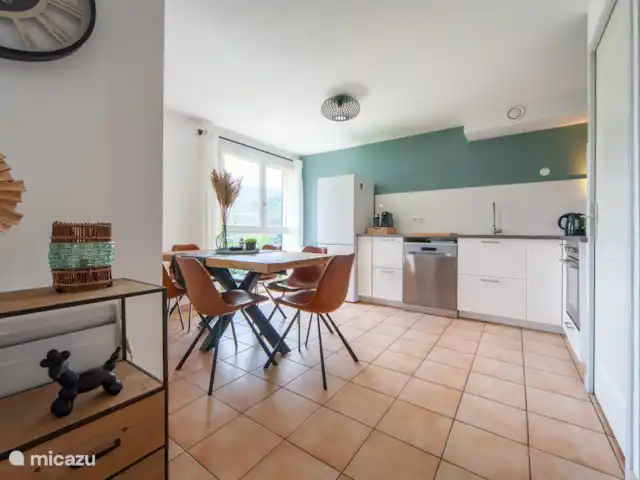 Le Soreillou - Lac de Serre Ponçon | France, Hautes-Alpes, Le Sauze-du-Lac - maison de vacances Le salon et la salle à manger se rejoignent. S'il fait trop froid pour s'asseoir dehors un jour, vous pouvez manger ici avec six personnes tout en profitant de la vue.