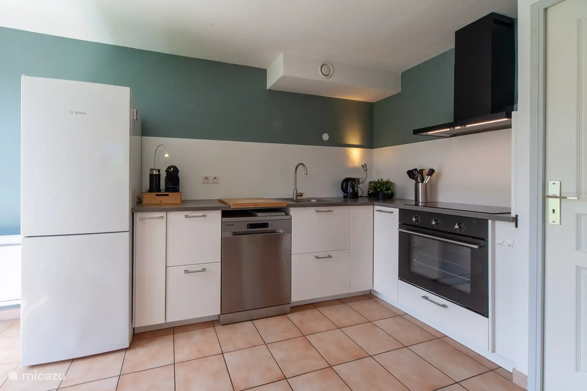 Die Küche ist komplett ausgestattet mit Induktionskochfeld, Geschirrspüler, Backofen, Mikrowelle, Heißluftfritteuse und Waschmaschine (Hauswirtschaftsraum)