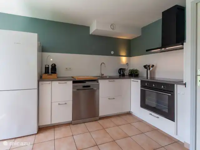 Le Soreillou - Lac de Serre Ponçon | France, Hautes-Alpes, Le Sauze-du-Lac - maison de vacances La cuisine est entièrement équipée avec une plaque à induction, un lave-vaisselle, un four, un micro-ondes, une friteuse à air et un lave-linge (buanderie)
