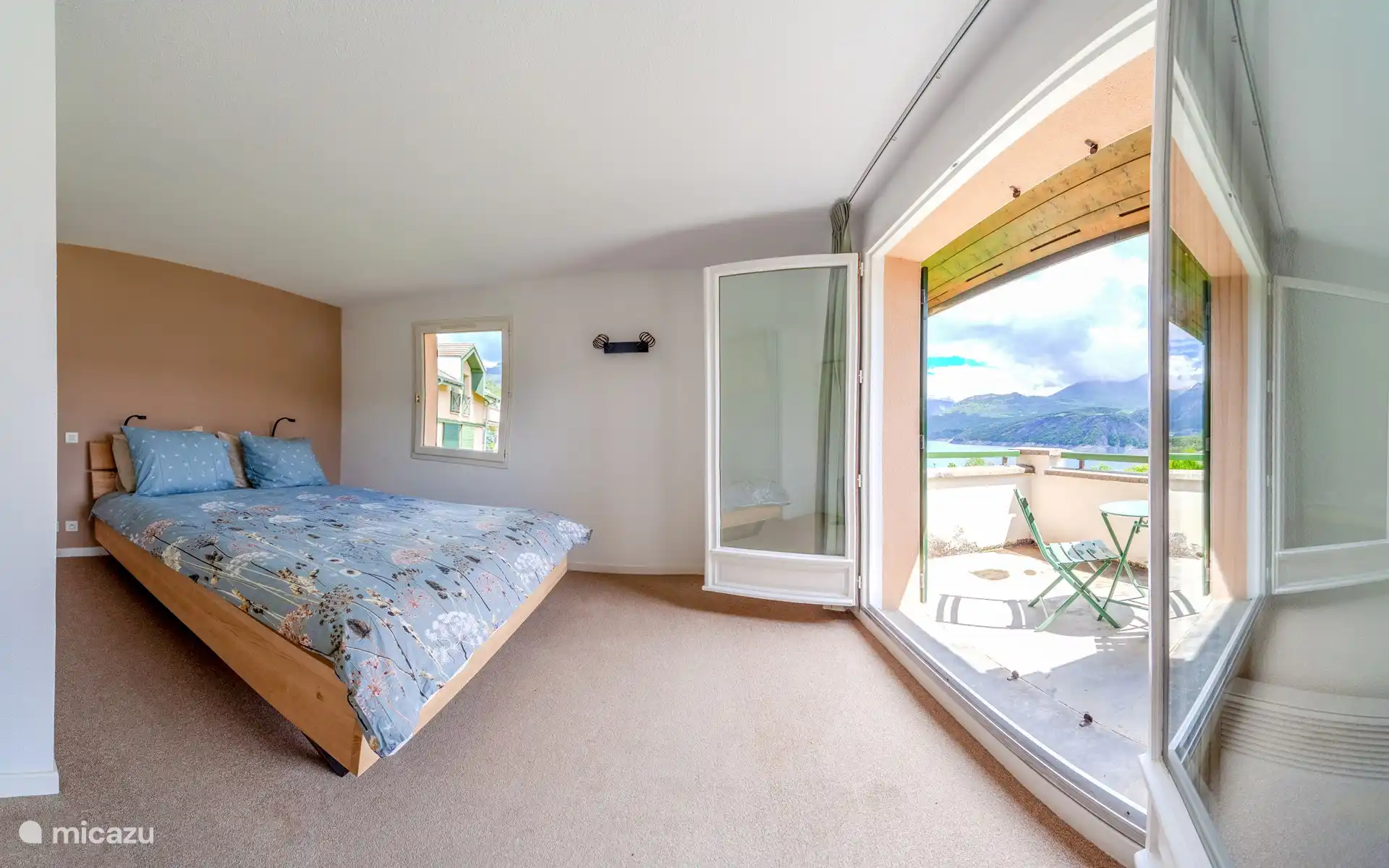 Das Haus verfügt über drei Schlafzimmer. Zwei davon (im ersten und zweiten Stock) verfügen über zwei Einzelbetten.