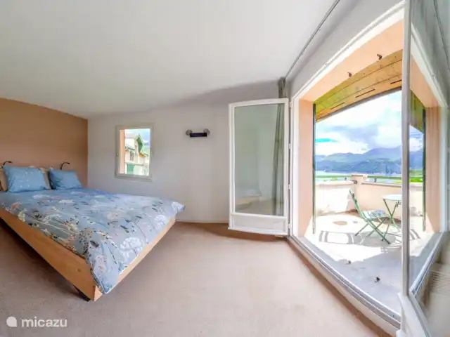 Le Soreillou - Lac de Serre Ponçon | France, Hautes-Alpes, Le Sauze-du-Lac - maison de vacances La maison dispose de trois chambres. Deux d'entre elles (au premier et au deuxième étage) disposent de deux lits simples.
