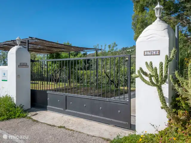 vakantiehuis huren in Spanje, Andalusië, Cómpeta – Finca Galliano Ingang naar het huis gezien vanaf de straat