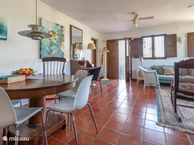 vakantiehuis huren in Spanje, Andalusië, Cómpeta – Finca Galliano Huiskamer met eettafel op de voorgrond