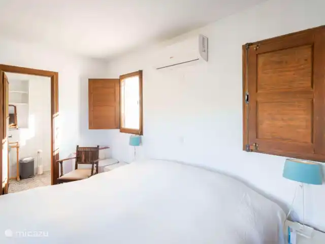 vakantiehuis huren in Spanje, Andalusië, Cómpeta – Finca Galliano Master bedroom met Kingsize bed (180x200cm) met badkamer en suite