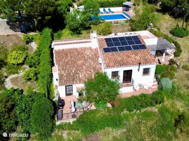 vakantiehuis huren in Spanje, Andalusië, Cómpeta – Finca Galliano Zicht op het huis vanaf het westen. Vooraan het grote terras met eettafel en BBQ