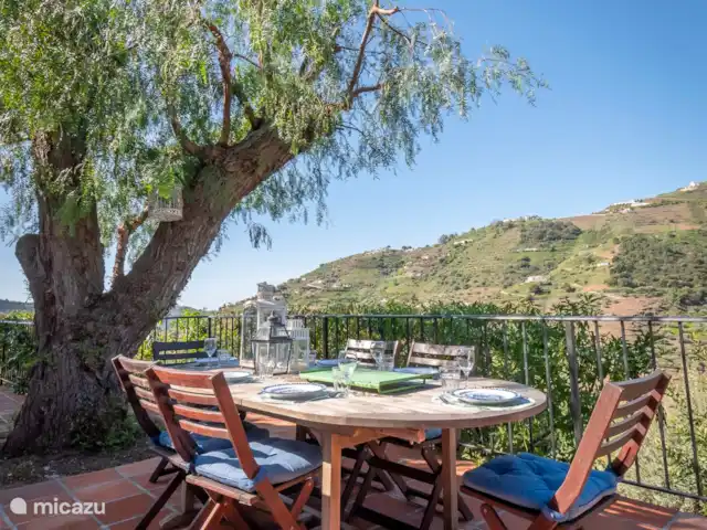 vakantiehuis huren in Spanje, Andalusië, Cómpeta – Finca Galliano Terras onder aan het huis met grote eetafel en BBQ. Uitzicht naar het zuidwesten
