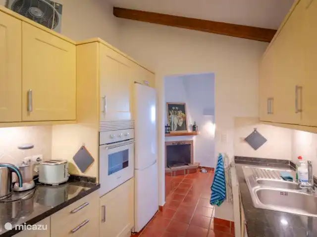 vakantiehuis huren in Spanje, Andalusië, Cómpeta – Finca Galliano Volledig ingerichtte keuken met inductie kookplaat, oven, koel-vries combinatie, vaatwasser, waterkoker, broodrooster, nespresso koffie apparaat en filterkoffie apparaat, mixer, magnetron enz