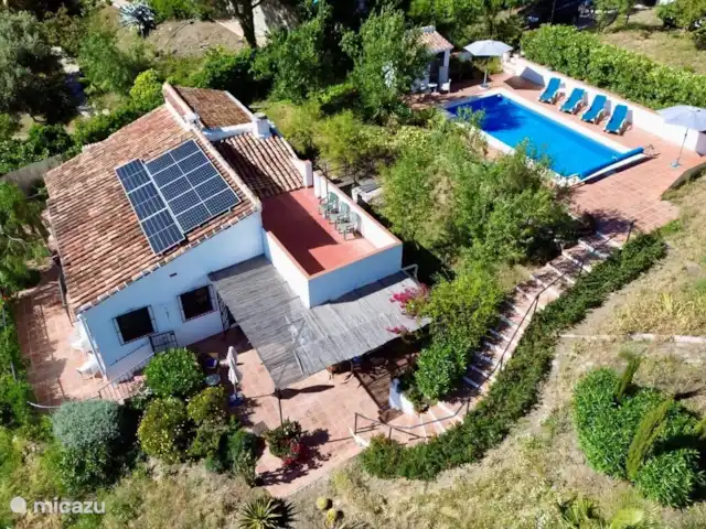 vakantiehuis huren in Spanje, Andalusië, Cómpeta – Finca Galliano Huis, zwembad en terrassen vanuit de lucht