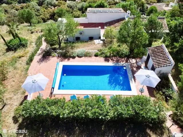 vakantiehuis huren in Spanje, Andalusië, Cómpeta – Finca Galliano Bovenaanzicht op het zwembad met, iets lager gelegen, het huis.