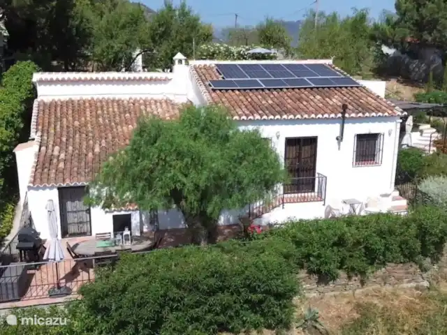 vakantiehuis huren in Spanje, Andalusië, Cómpeta – Finca Galliano Drone view op het grote terras met de eettafel onder aan het huis
