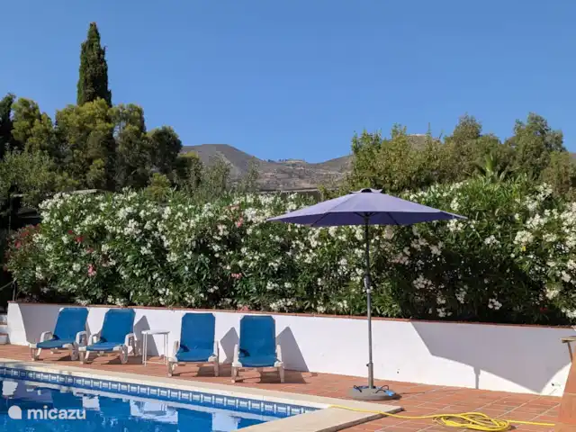 vakantiehuis huren in Spanje, Andalusië, Cómpeta – Finca Galliano Zwembad met bloeiende oleander