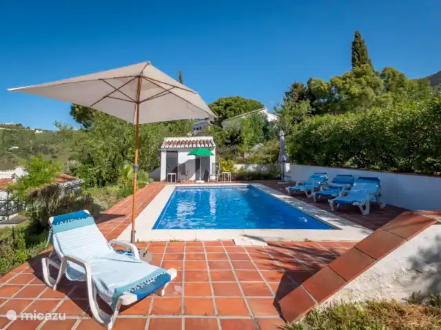 vakantiehuis huren in Spanje, Andalusië, Cómpeta – Finca Galliano 4 Zonnebedden en 2 ligstoelen.