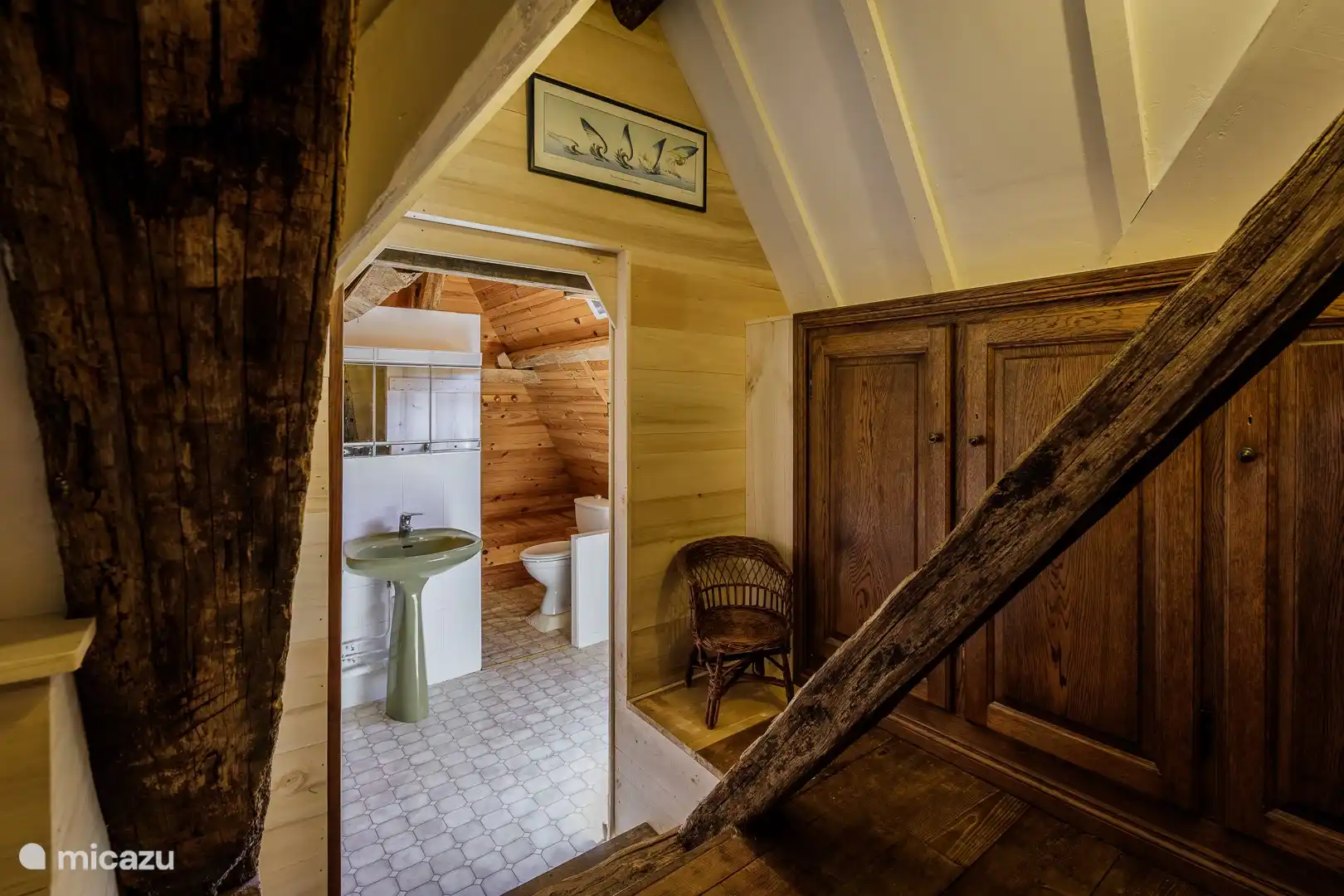 Badezimmer und Treppe nach oben