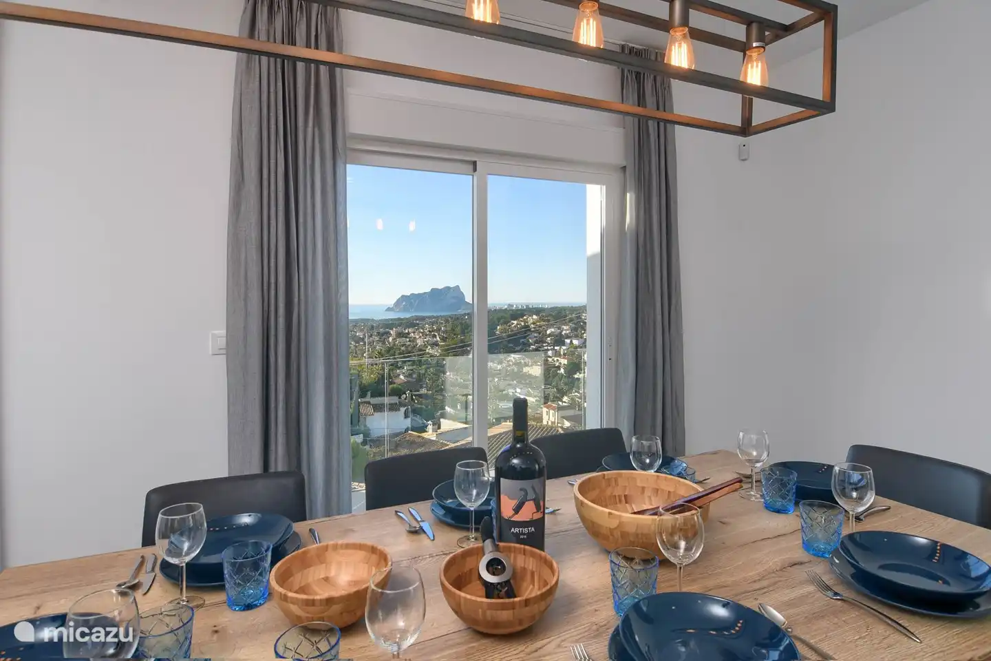 Sie können auch drinnen mit Meerblick speisen!