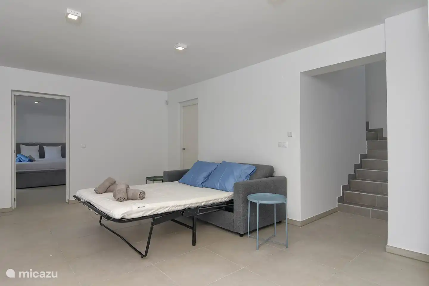 Im Erdgeschoss gibt es außerdem ein ausklappbares Sofa, sodass die Villa für 10 Personen geeignet ist.