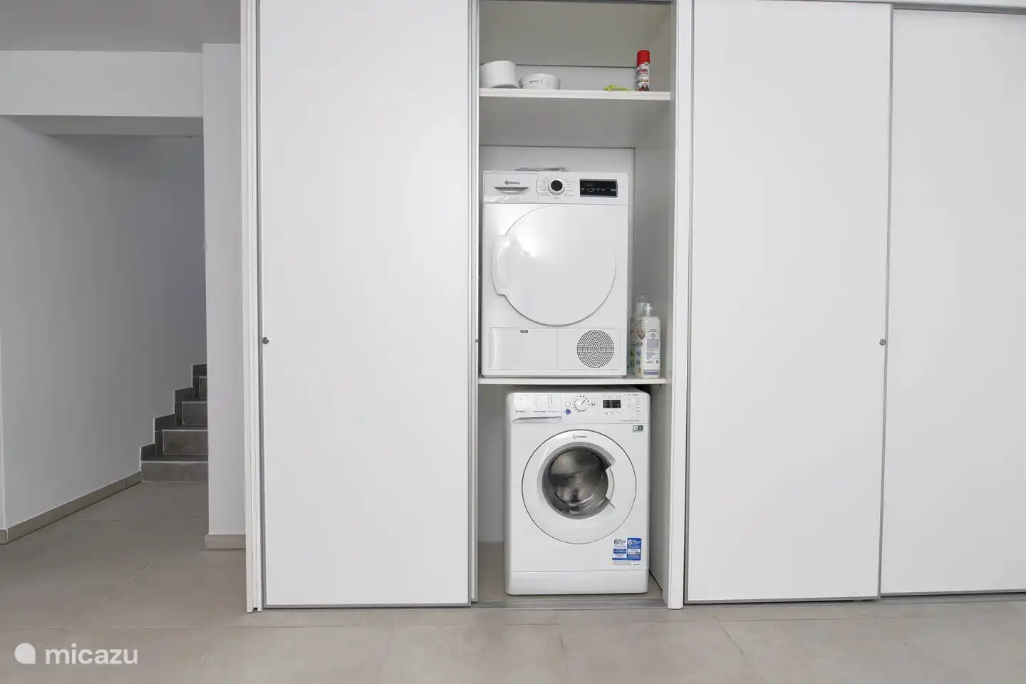 Die Waschmaschine und der Trockner befinden sich ebenfalls im Erdgeschoss, wo sich 3 Schlafzimmer mit eigenem Bad befinden