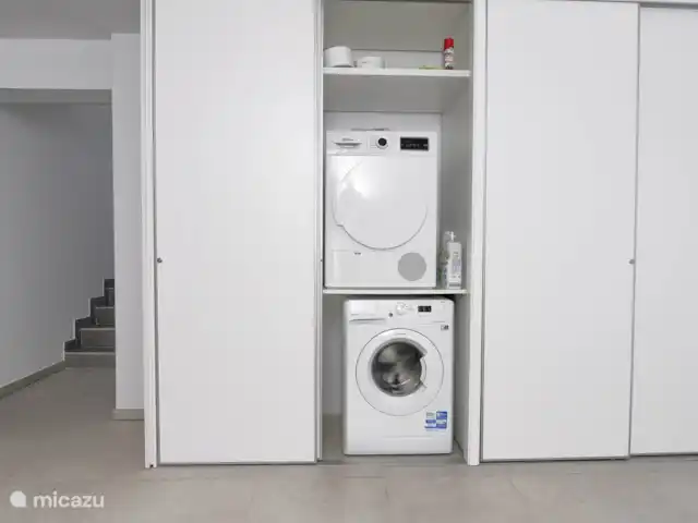 Villa Vista Mar Benissa avec piscine | Espagne, Costa Blanca, Benissa - villa Le lave-linge et le sèche-linge se trouvent également au rez-de-chaussée où se trouvent 3 chambres avec salles de bains attenantes.
