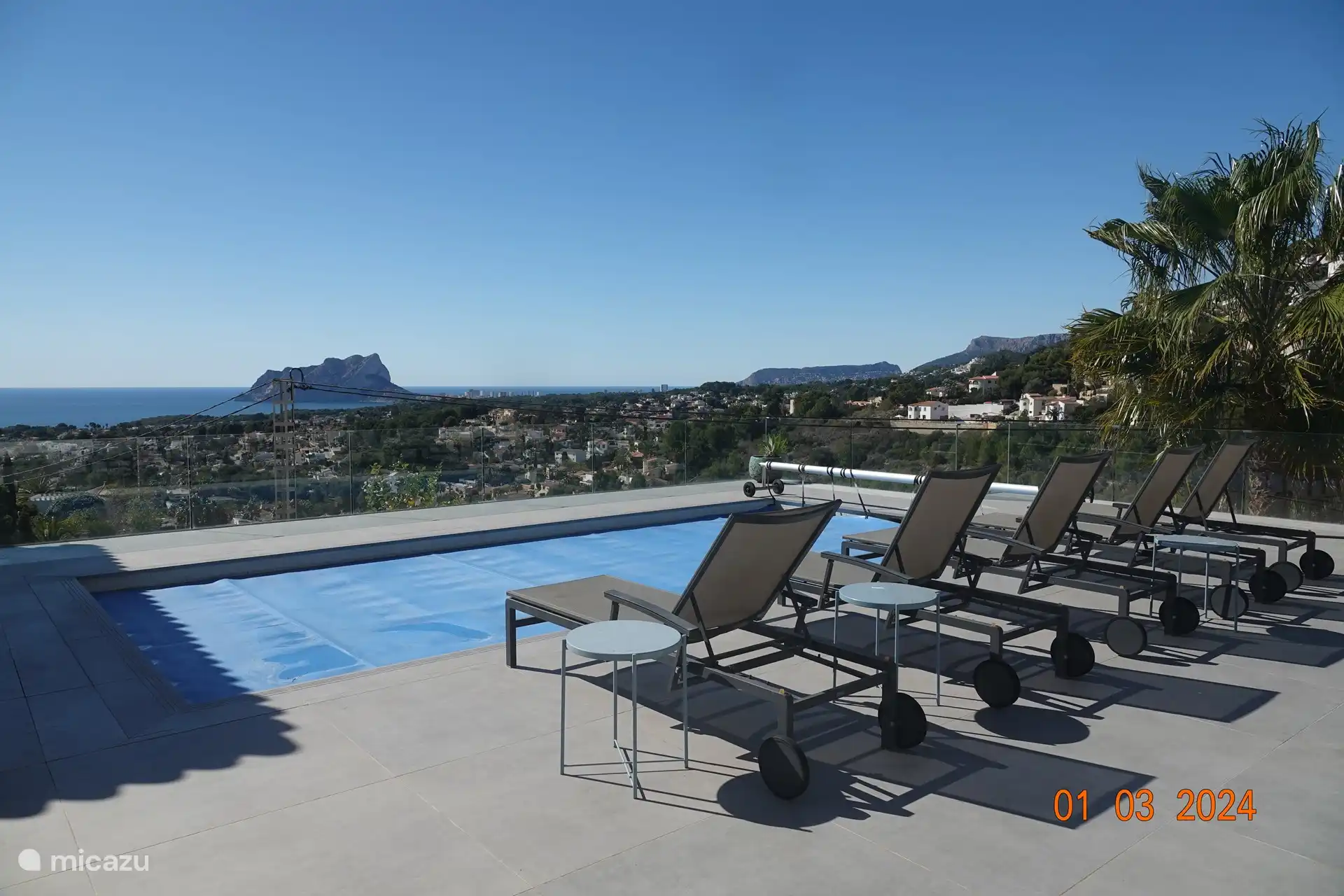 Die schöne Aussicht von der Terrasse mit Swimmingpool