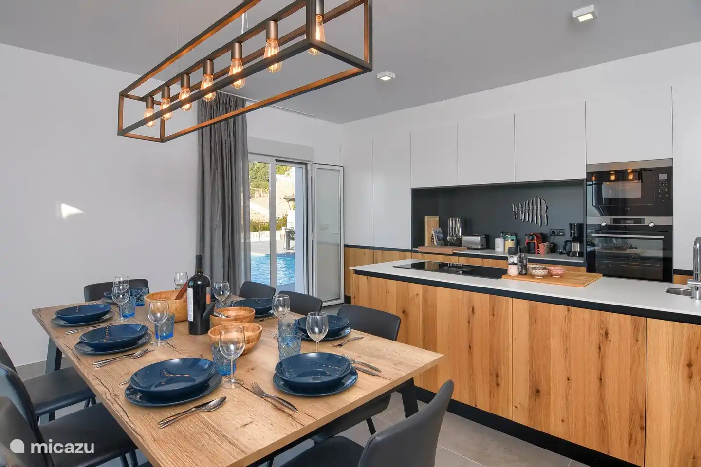 die schöne voll ausgestattete Küche