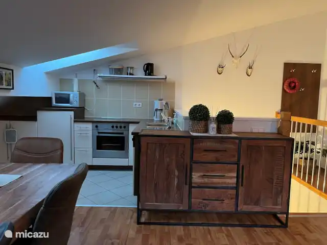 Alpenfun_r_und_l en Austria, Tirol, Fulpmes - apartamento Salón en el primer piso con cocina abierta.