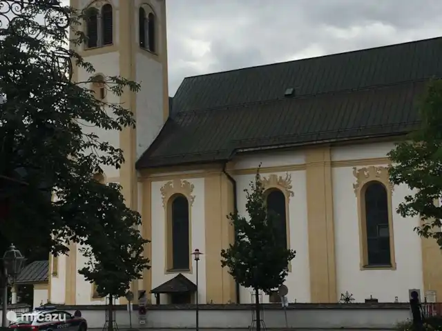 Alpenfun_r_und_l en Austria, Tirol, Fulpmes - apartamento El centro de Fulpmes con la iglesia y la parada de autobús a la estación de esquí Schlick 2000. Frente a la puerta.