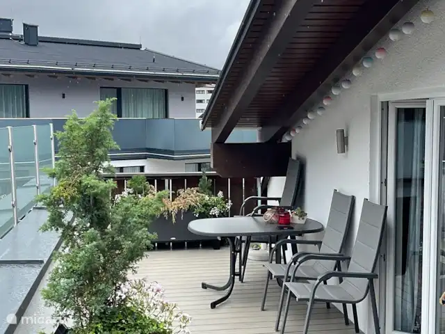 Alpenfun_r_und_l en Austria, Tirol, Fulpmes - apartamento Se puede acceder a la terraza desde la sala de estar con vistas al pueblo de Fulpmes y al Kreuzjochbahn.