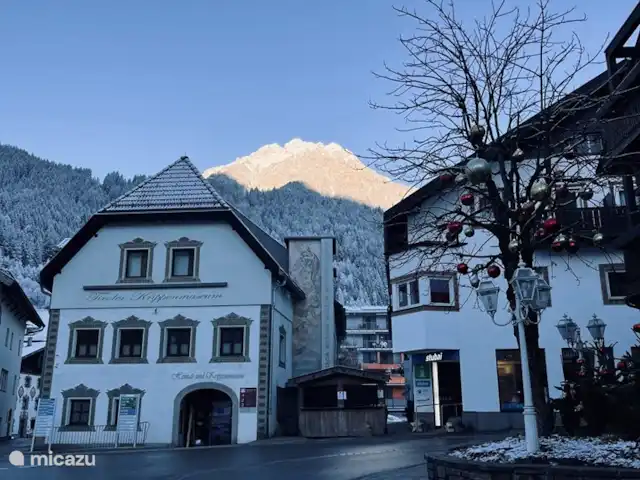 Alpenfun_r_und_l en Austria, Tirol, Fulpmes - apartamento El krippenmuseum en el pueblo. Situado casi al lado del apartamento. Esta es la vista desde la parada de autobús. Esperando el autobús frente a la puerta que te llevará a Schlick 2000 en 5 minutos Justo al lado del Krippenmuseum se encuentra la oficina de turismo. Útil para obtener información sobre las actividades durante sus vacaciones.