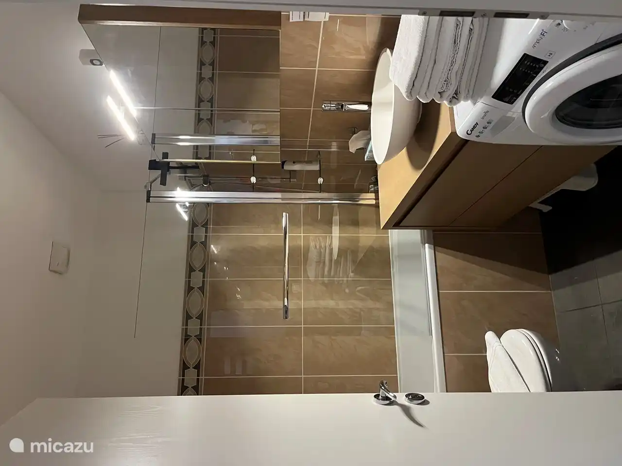 The bathroom has a bath, in which you can also shower. A toilet and a washing machine.