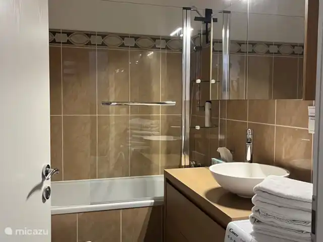 Alpenfun_r_und_l en Austria, Tirol, Fulpmes - apartamento El baño tiene una bañera, en la que también podrás ducharte. Un aseo y una lavadora.