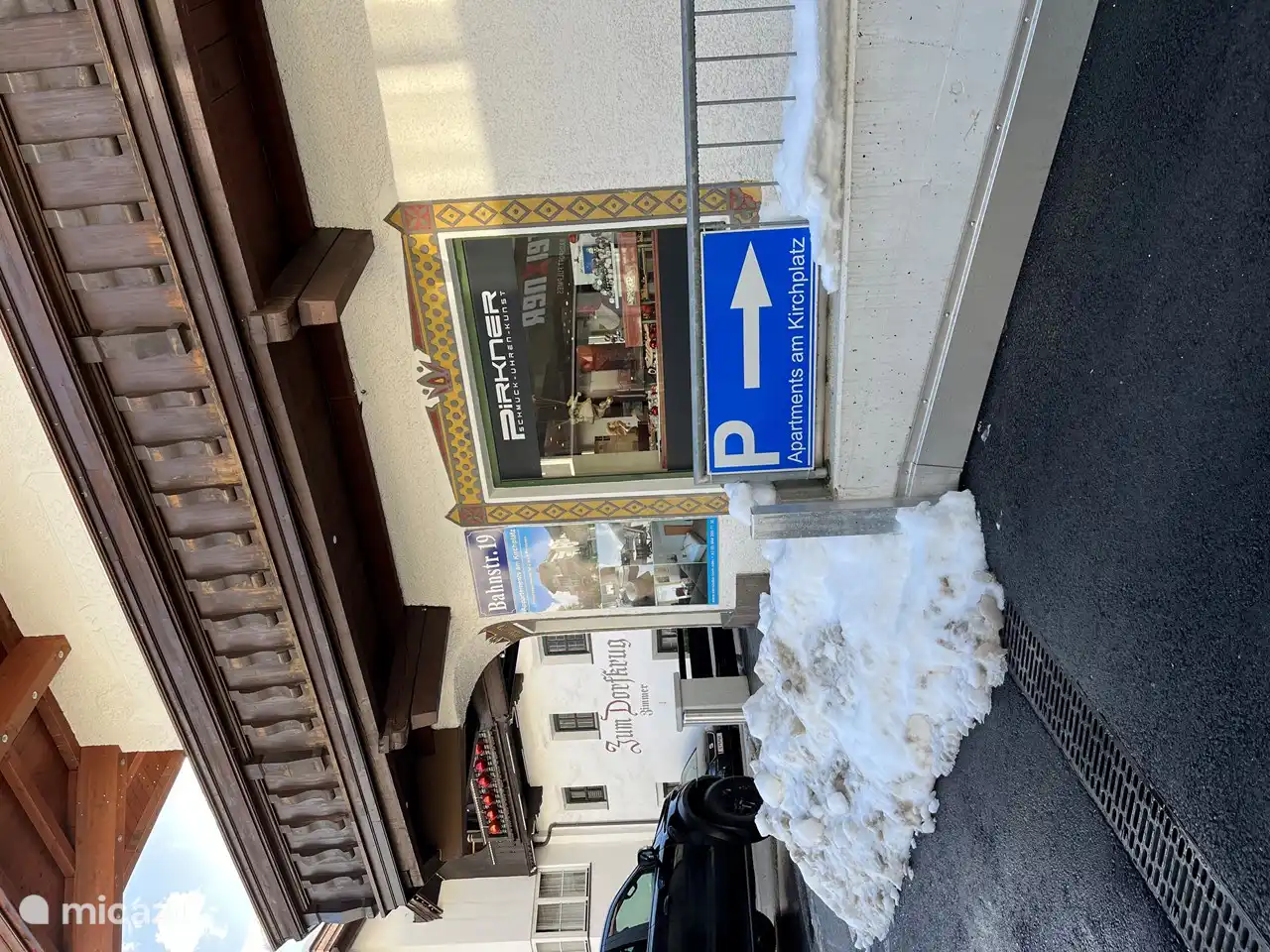 The apartment is located above a shop. There is a private parking garage with private parking.