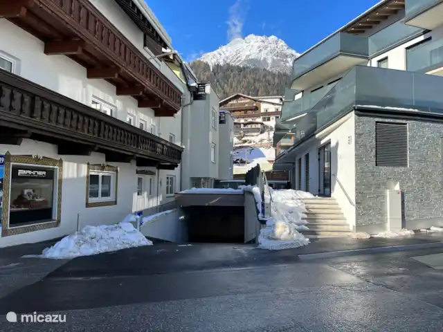 Alpenfun_r_und_l en Austria, Tirol, Fulpmes - apartamento Entrada al aparcamiento subterráneo. El estacionamiento del apartamento Top 15 se encuentra en el lado izquierdo de este estacionamiento.