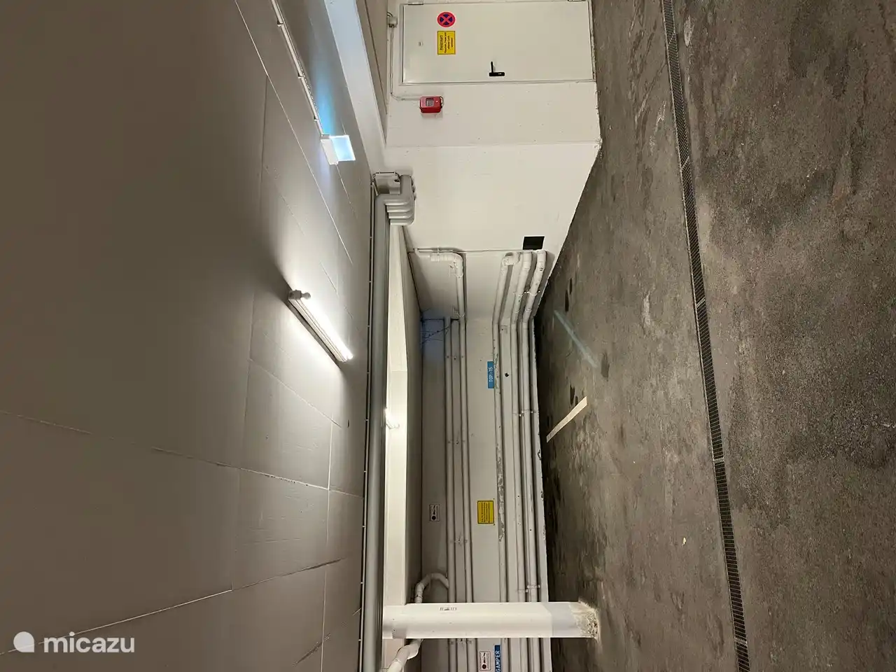 On the right is the parking lot of Top 15.
