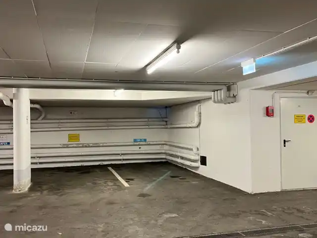 Alpenfun_r_und_l en Austria, Tirol, Fulpmes - apartamento A la derecha está el estacionamiento de Top 15.