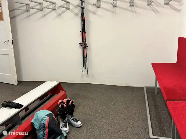 Alpenfun_r_und_l en Austria, Tirol, Fulpmes - apartamento La bodega de esquí en la parte inferior del sótano del edificio, accesible a través del aparcamiento y a través de la entrada principal del apartamento.