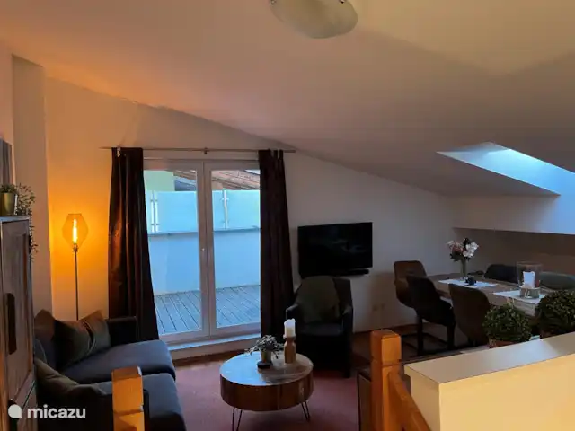 Alpenfun_r_und_l en Austria, Tirol, Fulpmes - apartamento Salón con puertas que dan a la terraza.