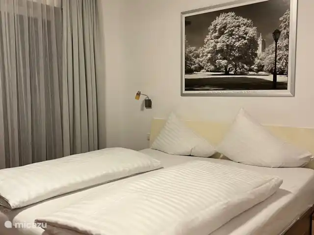 Alpenfun_r_und_l en Austria, Tirol, Fulpmes - apartamento Dormitorio con armario y silla.