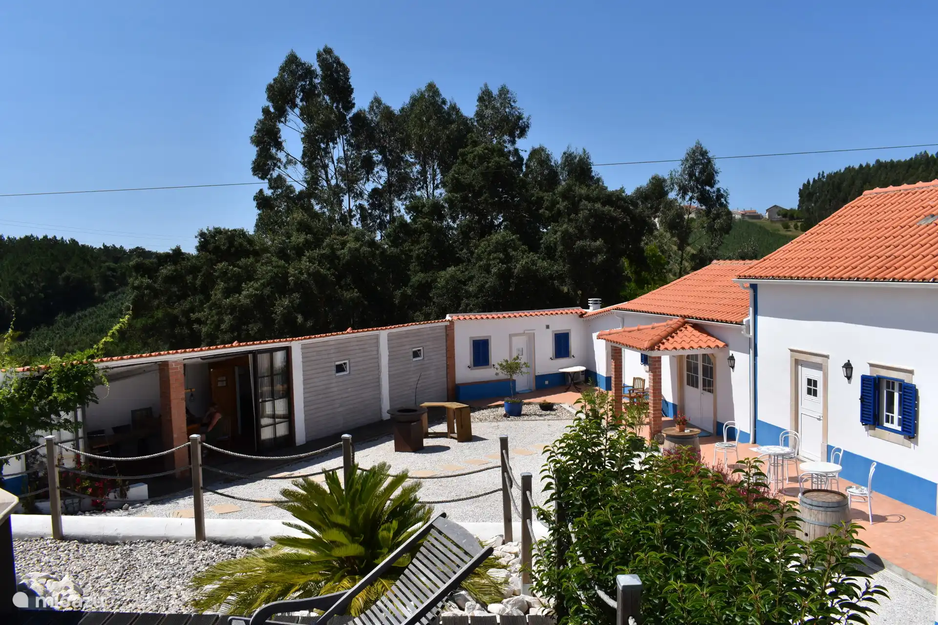 Vue depuis la partie supérieure de la cour avec la ferme et les dépendances 