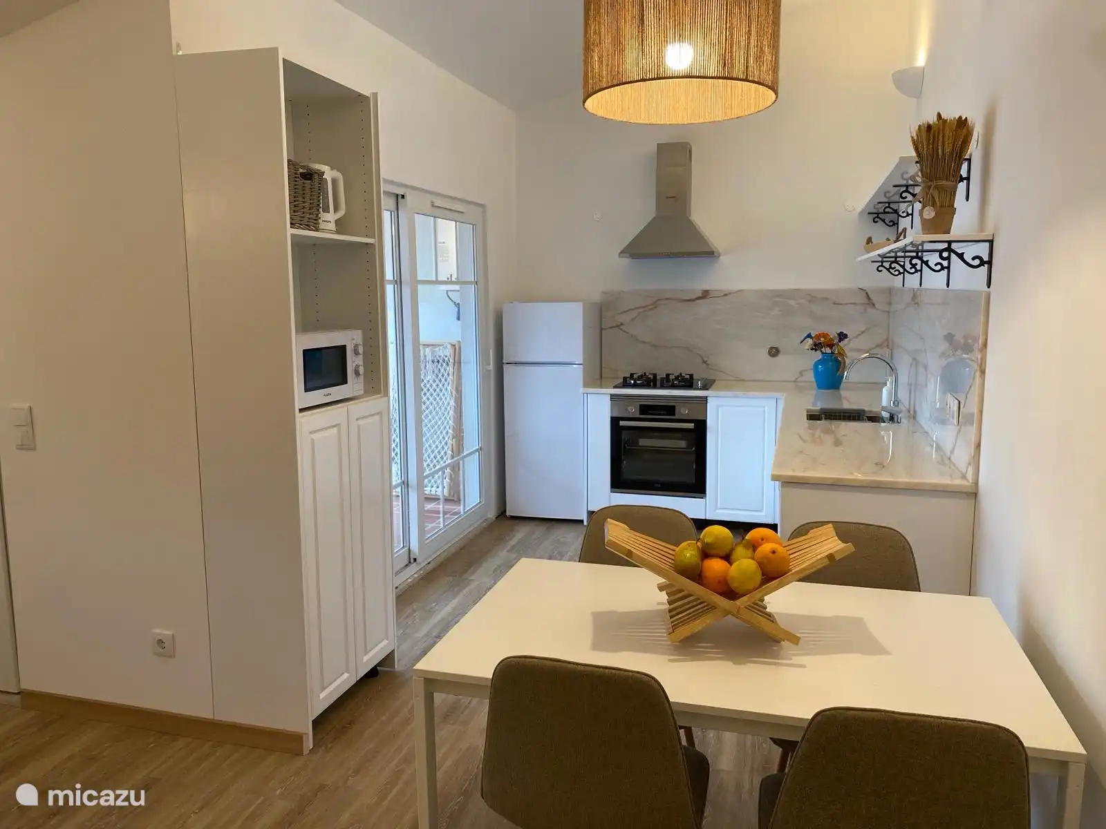 Praktische open keuken, met direct aansluiting op overdekt terras, alle benodigdheden aanwezig zoals oven, vuur, ijskast en diepvries