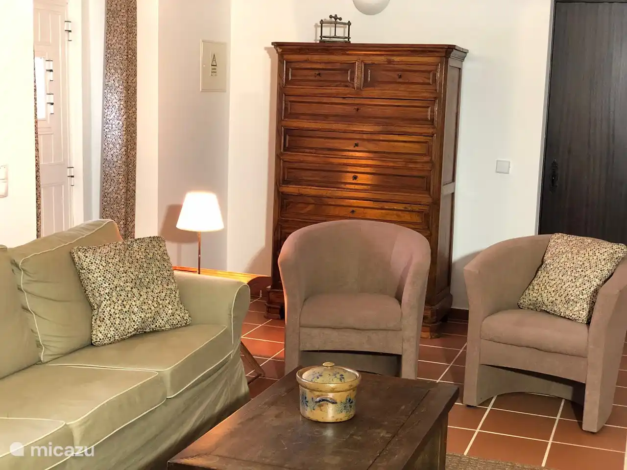 Gemütliche Sitzecke mit separaten Sesseln und einem 3-Sitzer-Sofa