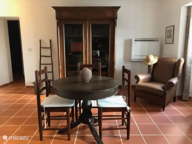 Quinta Da Cabana huren in Portugal, Costa de Prata, Salir de Matos - vakantiehuis Achterste zijde van de woonruimte, met antieke boekenkast en oude 'bompa-zetel