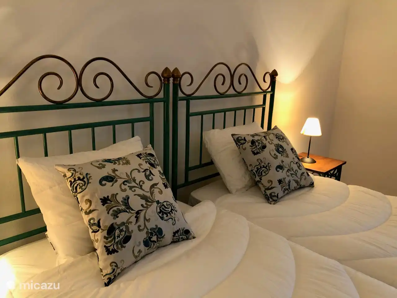 Eines der 4 Schlafzimmer, alle mit Doppelbetten und Einbauschränken