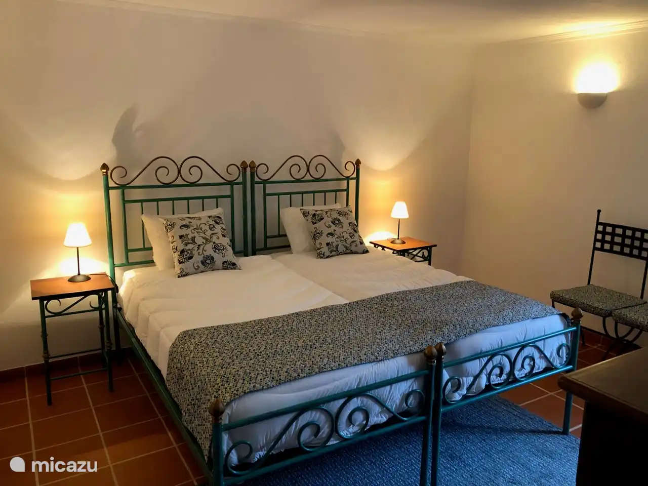 Dies ist eines der großen Schlafzimmer (ca. 22 m2) mit separaten Stühlen, Kommode und Doppelschrank.