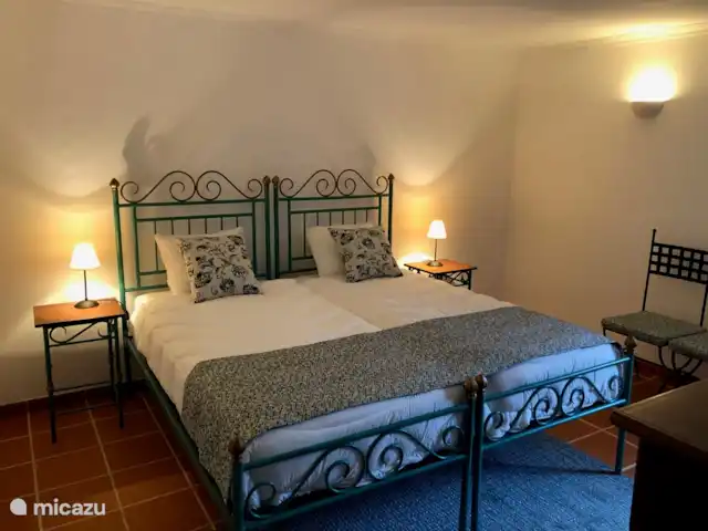 Quinta Da Cabana huren in Portugal, Costa de Prata, Salir de Matos - vakantiehuis Dit is één van de grote slaapkamers (ong 22 m2) met aparte stoelen, dressoir en dubbele kledingkast.