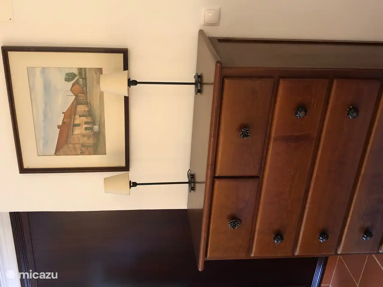 Sideboard mit zusätzlicher Stimmungsbeleuchtung