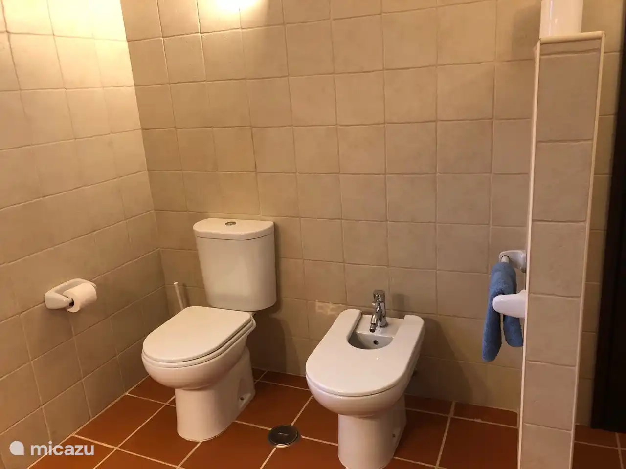 2. Badezimmer mit Waschbecken, Dusche, Toilette und Bidet