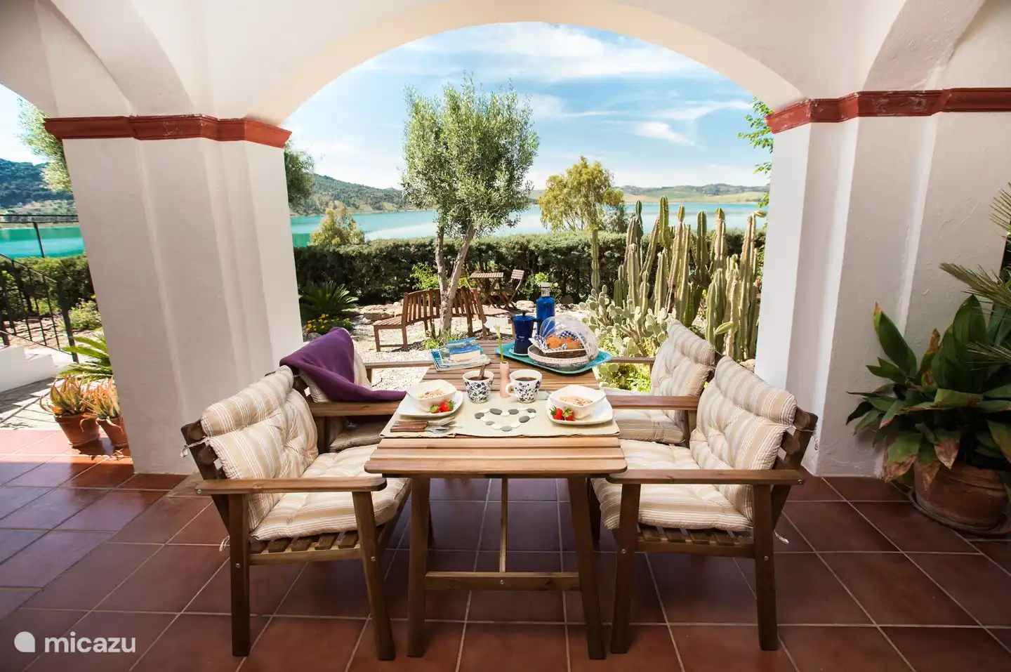 Private Terrasse mit Blick auf den See