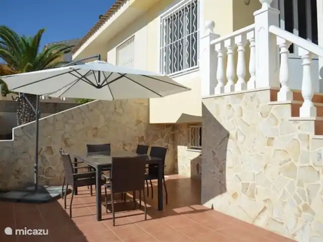 Casa Lucero II huren in Spanje, Costa Blanca, Rojales - vakantiehuis Eettafel met parasol voorzijde woning