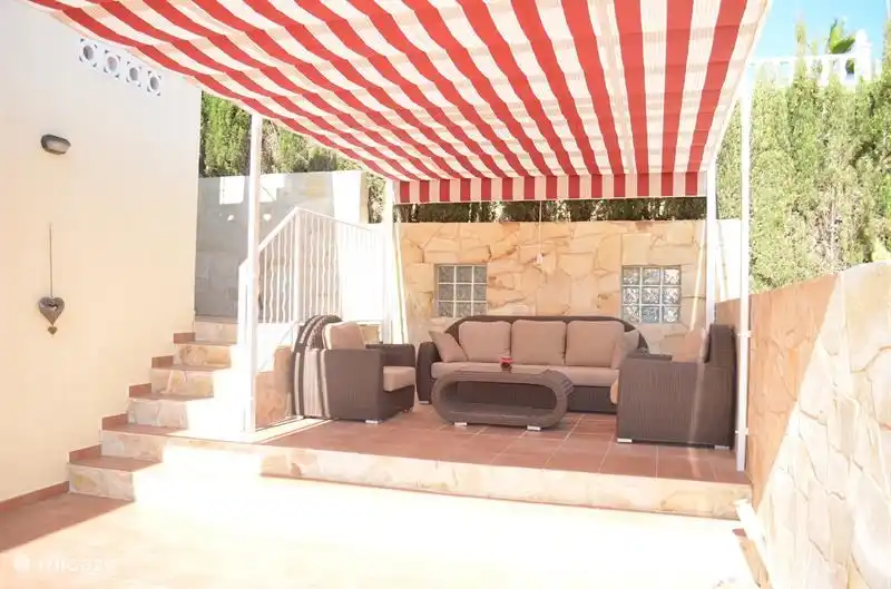 sala de estar al costado de la casa