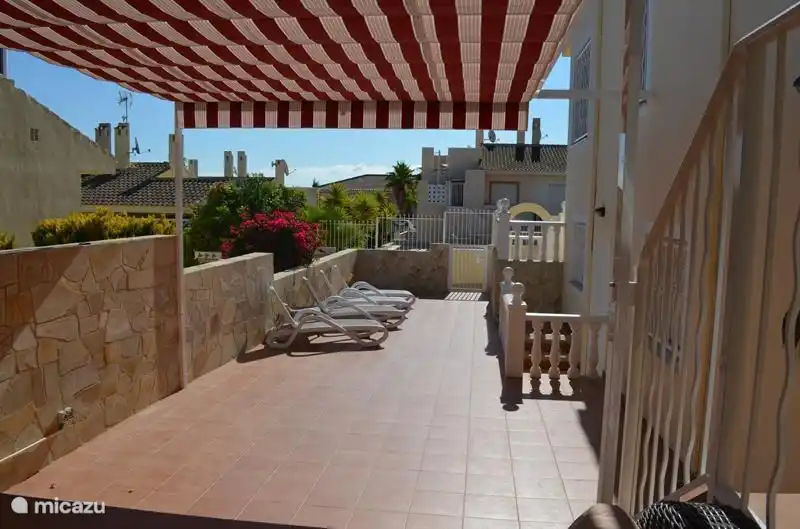 foto tomada desde el salón, hacia las tumbonas