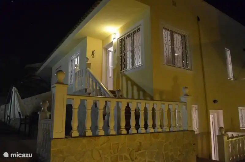 foto tomada desde el salón, hacia las tumbonas